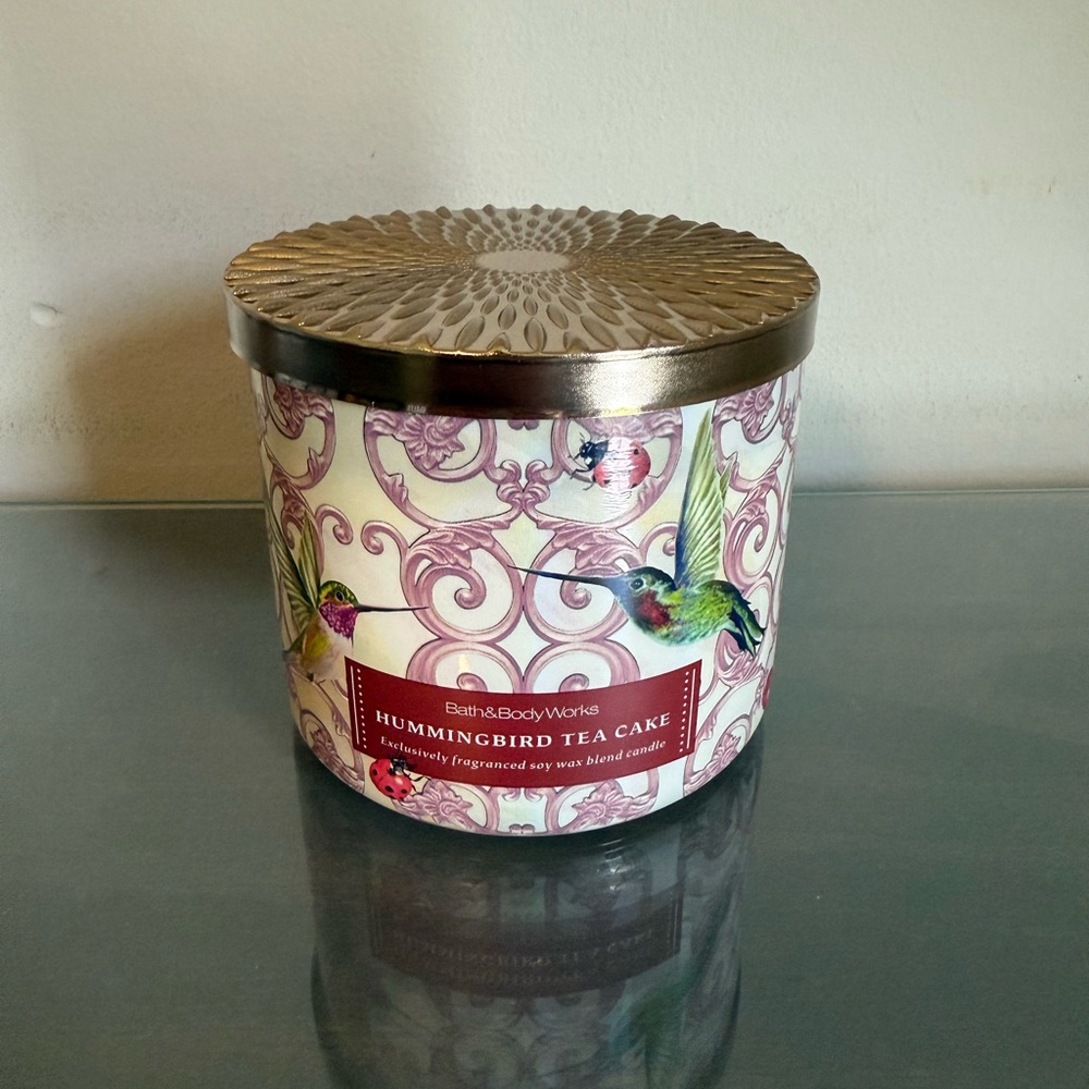 Bath & Body Works Hummingbird Tea Cake Candle